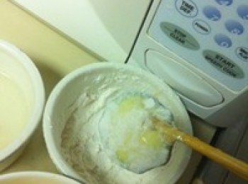 step3: 不粘鍋（最好平底）放很少很少油，小火，用筷子操作，夾一片角瓜，先在水里浸一下，再放到麵粉裡滾一下