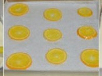 step4: 再將拌好的麵糊全部倒入蛋白糊中，以同樣手法切拌均勻。糖漬橙子取出後用廚房用紙吸乾表面水份，放於鋪了油紙的烤盤中。將拌好的麵糊倒入烤盤，表面刮平。