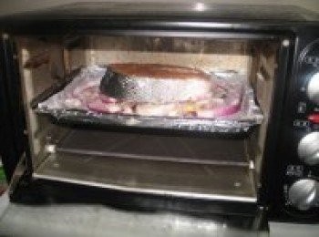 step4: 在魚上面淋上適量的橄欖油，然後預熱的烤箱，用180度烤 20分鐘。