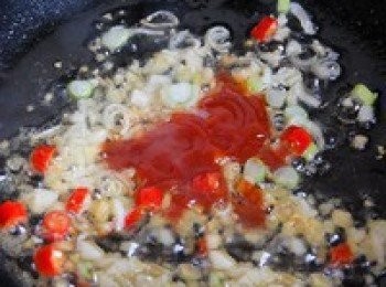 step3: 倒出鍋內多餘的油，留少許底油，放入蔥、姜、蒜末炒香，再加入蕃茄醬炒出紅油。