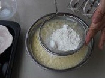 step4: 低筋麵粉、鹽、泡打粉混合過篩兩次，再篩進雞蛋牛奶液裡