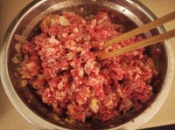 step3: 麵包粉與牛奶混合均勻，兩種肉糜混合併加入鹽、肉荳蔻和黑胡椒，抓勻。接著放入炒熟的洋蔥末、雞蛋和加了牛奶的麵包粉，順時針攪拌，直至攪拌上勁