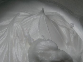 step2: 另取一個乾淨的鋼盆，放入蛋白打至有細泡後，加進1/3的細砂糖續打，剩下2/3的砂糖再分兩次慢慢加進去，將蛋白打到乾性發泡。 打發的蛋白也分成2份。