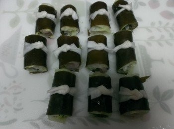 step8: 將做法(7)的昆布慢慢捲起，用瓠瓜絲綁好定型。將多餘的昆布、高麗菜葉修剪整齊。