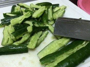 step1: 小黃瓜切去蒂頭，放入乾淨袋子將瓜瓜拍裂後切小段