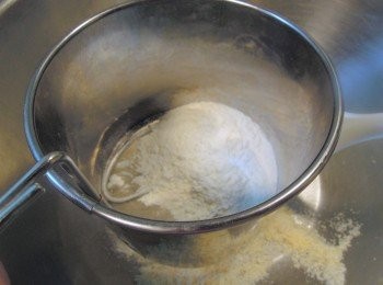 step4: 高筋麵粉＋低筋麵粉＋泡打粉，過篩到步驟3的鍋中。