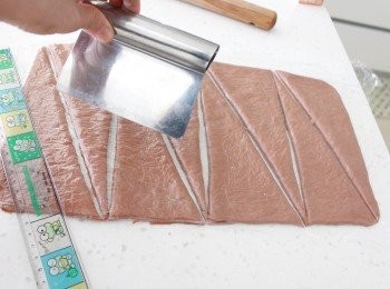 step3: 切除不平整的邊邊。用尺及刮刀切成8塊或6塊三角形。