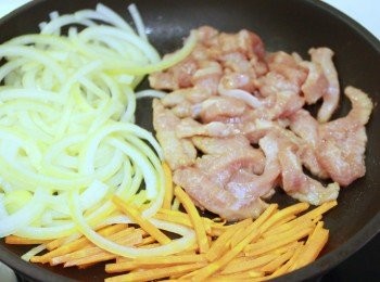 step2: 起鍋，下油，油熱放洋蔥絲，紅蘿蔔絲，及松板豬肉各一區。分別炒香，洋蔥絲要炒軟。