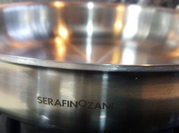 step2: 燒熱SERAFINOZANI 尚尼恆溫鍋，下少許油後，轉中小火，放入腸粉煎至金黃。