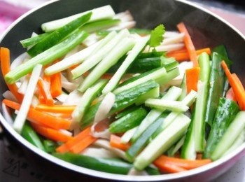 step6: 接著放入小黃瓜絲、紅蘿蔔絲、芹菜絲、杏鮑菇絲等拌炒