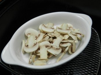 step1: 蘑菇切片放入皿內