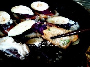 step7: 用慢火慢慢煎魚肉至微黃色