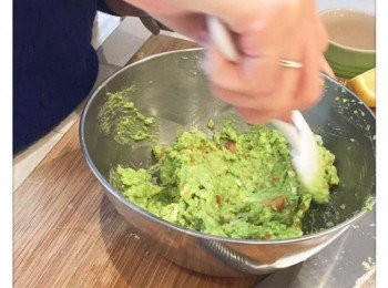 step1: 牛油果切開二半，取出果肉壓製成餬狀