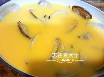 step4: 大蜆排入深碟上，蛋汁過篩後加入深碟內