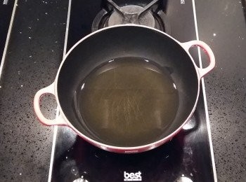 step2: 熱油鍋,可選用個人喜歡的油。