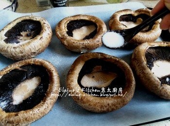 step7: 焗盆放上焗爐紙 , 再放上燒烤菇 , 掃一層油 , 灑上鹽及黑胡椒碎