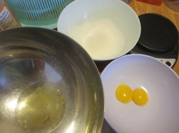 step2: 鸡蛋用分蛋器把蛋黄蛋白分离