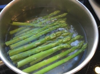 step6: 去除蘆筍的未端較硬的部份，加入鹽水中煮一分半鐘，煮至熟透，然後放入室溫水冷卻，保持青綠。 青豆也一樣做法。