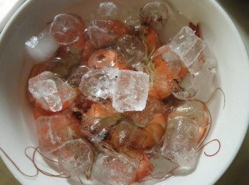 step4: 蝦放薑片蒸熟(能鎖住甜味.用川燙容易流失).燙好立即冰鎮.蝦肉才會緊實~Q彈