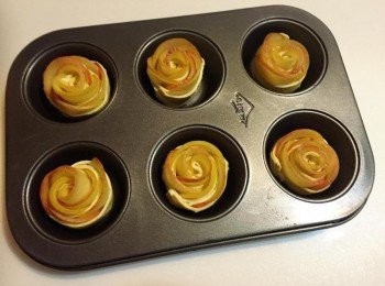 step7: 烤箱預熱約200度C, 將馬芬烤盤刷上一點無鹽奶油, 再蘋果玫瑰花放在一個個洞裡面