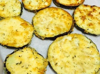 step5: 鑊中放約半吋油，燒熱至插入筷子時有氣泡。放茄子以半煎炸形式炸至兩面金黃色，炸好後用廚房紙吸走多餘油份，灑少許鹽調味。