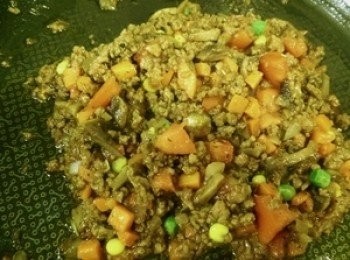 step7: 加入已備妥的牛絞肉 加入調味B全部拌炒 將炒好的餡料放入烤皿