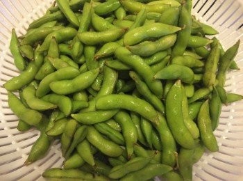 step4: 毛豆倒入隔篩內,然後沖入大量冰水,令毛豆降溫