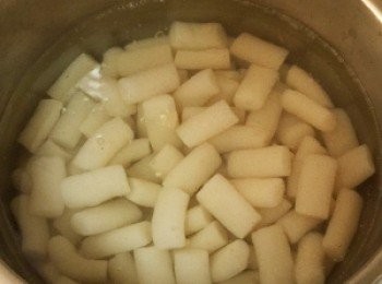 step2: 秋葵、玉米筍、木耳川燙後切小塊備用。蒟蒻脆腸川燙一分鐘後瀝乾備用。紅蘿蔔切小塊川燙後瀝乾備用。