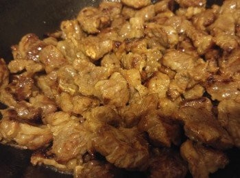 step2: 用白鑊煎熟牛肋腩片。