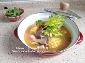 step7: 將湯底放入細煲內 , 放上芹菜葉裝飾即可