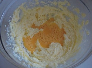 step3: 雞蛋先打散，分3-4次加入，每次用電動打蛋器完全打勻。