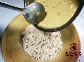 step4: 淋在麵條上，即可完成。