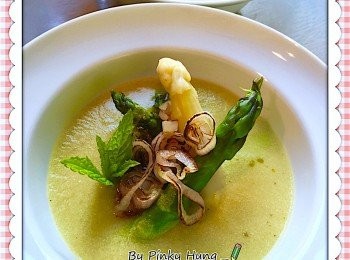 step3: 把煮熟的蘆筍蔬菜混合在攪拌機內，加入乳酪，檸檬汁，鹽和胡椒少許混合，直到攪拌至順滑。