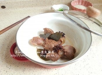 step10: 10分鐘後將火<a href="https://bit.ly/3uTwVKG" target="_blank" data-keyword="雞腎" class="guide-link"><strong>雞腎</strong></a> <span style="display:inline-block;vertical-align:middle;margin-top:-3px;color:initial;border-radius:3px;padding:2px 3px;font-size:12px;line-height:14px;background:#87d300;color:#fff;">即買</span>  , 月桂葉及八角取出放入另一煲內