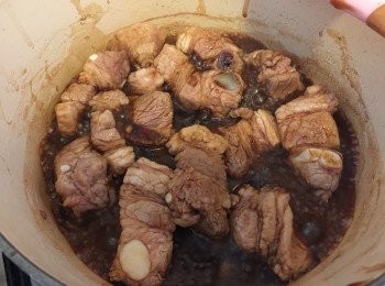 step1: 先將紅蔥頭切片，落油鑊爆香，加入腩排煎香至轉色，下調味料及適量的水，蓋上蓋炆15分鐘；