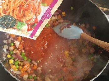 step5: 將<span class="group_2">調味料</span>及拿破崙醬汁加入鍋中，再加入半碗水。