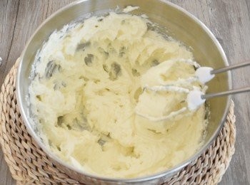 step4: 用電動打蛋器打發忌廉芝士，然後加入細砂糖拌勻，打發至乳霜狀