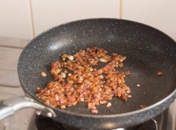 step3: 豬肉漢堡扒做法 - 繼續兜炒至洋蔥完全變軟，變透明及轉啡色即可熄火備用