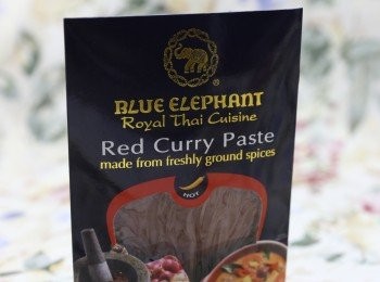 step2: - 下油、把紅咖哩及半盒椰漿爆香