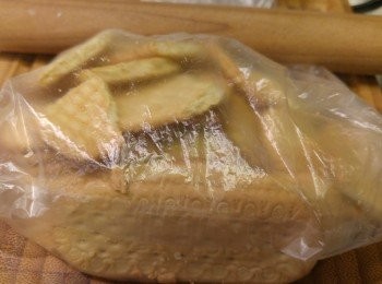 step1: 首先將瑪莉餅有棒壓碎成粉狀,形成木糠備用。