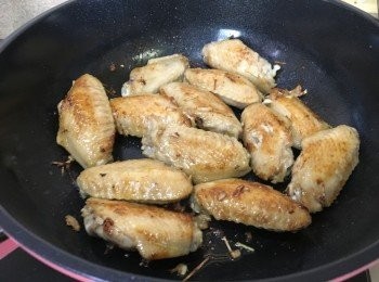 step4: 煎香一面約分半鐘再反轉另一面，煎至兩邊金黃色後加入1湯匙水關蓋煮焗至<a href="https://bit.ly/3zHU5V3" target="_blank" data-keyword="雞翼" class="guide-link"><strong>雞翼</strong></a> <span style="display:inline-block;vertical-align:middle;margin-top:-3px;color:initial;border-radius:3px;padding:2px 3px;font-size:12px;line-height:14px;background:#87d300;color:#fff;">即買</span> 熟透約4-5分鐘, 若水份已被吸收, 也可以再加少許水關蓋焗煮至完全熟透即成, 也可以用廚房紙印去多餘的油份, 加入青檸伴碟吃時榨汁即可