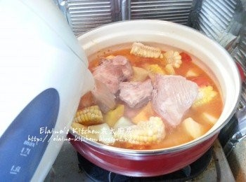 step5: 加入豬骨及熱水用中火煲30分鐘至滾 , 再蓋上蓋轉慢火煲 1 1/2小時