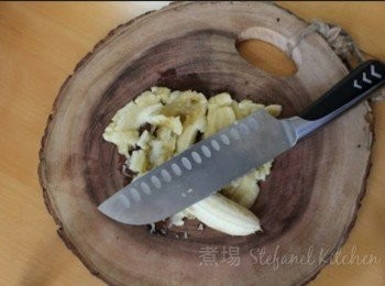 step2: 香蕉去皮後用刀壓成蓉