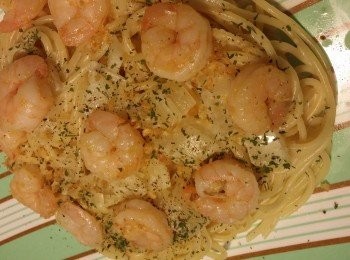 step3: 意粉上碟後，在粉上放上均等的蝦仁，及蝦子，紫菜碎便大功告成！