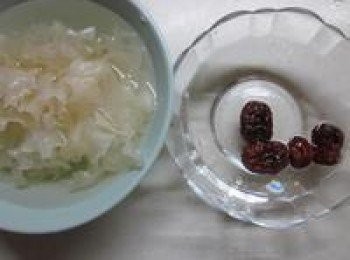 step1: 白木耳發泡剪成適當大小. 紅棗剪開將籽剔除, 蓮子沖洗乾淨