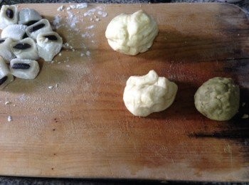 step1: 先做水皮將中筋麵粉過篩混合所有材料搓成麵團用保鮮紙蓋好粉團待在室温30 分鐘讓麵團充份鬆弛備用