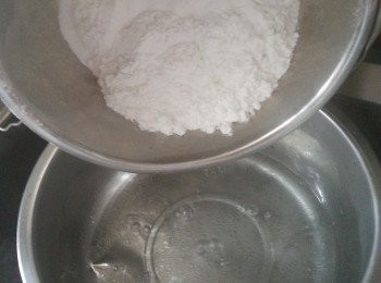 step3: 煮滾糖水後,水要大滾,將火較最細,加入已篩過的糯米粉用木棍攪勻至粉全變透明色熄火(不要煮燶)