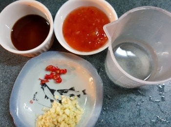 step4: 預備好<span class="group_3">醬汁料</span>：紫天椒1條及蒜頭9g切碎，魚露12g,泰式甜雞醬55g,食用開水45g