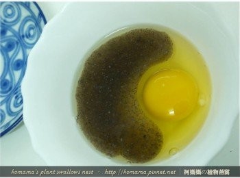 step3: 取一小碗，將雞蛋打入碗中，並添加黑木耳養生露來增量。