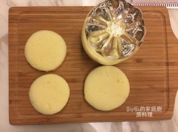 step3: 取四個杯子，這個食譜用了兩個威士忌杯，兩個小高腳杯，用杯子將蛋糕壓成圓片，每杯用2片